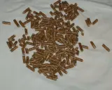 En hög med träpellets, som kan användas som strö eller foder. Frågan "hur mycket pellets ska en kanin ha" är relevant för kaninägare.