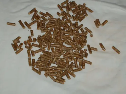 En hög med träpellets, som kan användas som strö eller foder. Frågan "hur mycket pellets ska en kanin ha" är relevant för kaninägare.